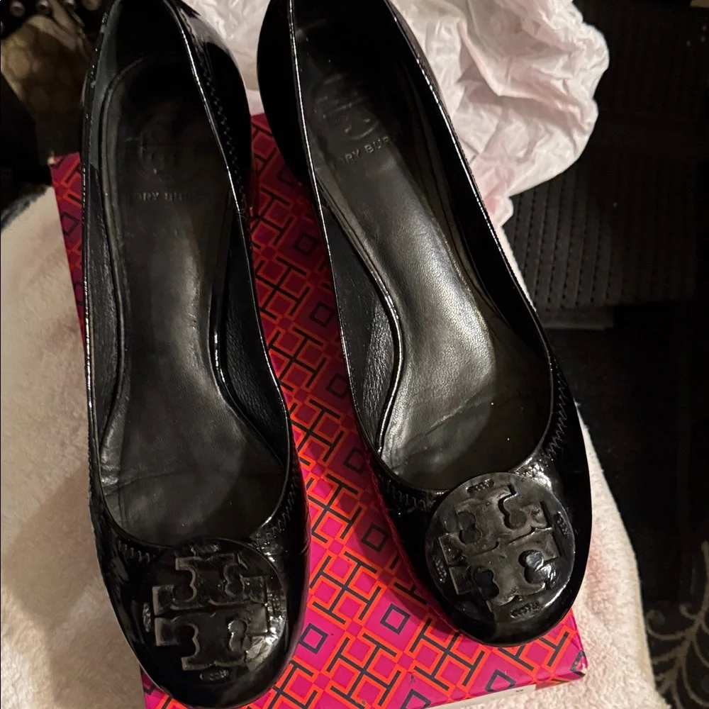 Tory Burch Black Patent Low Heel - Picture 1 of 6